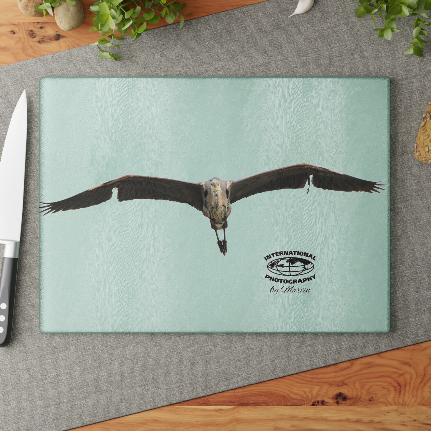 Elegant Glass Cutting Board with Soaring Eagle Design, Ideal for Home Chefs, Gift for Weddings, Housewarmings, and Nature Lovers