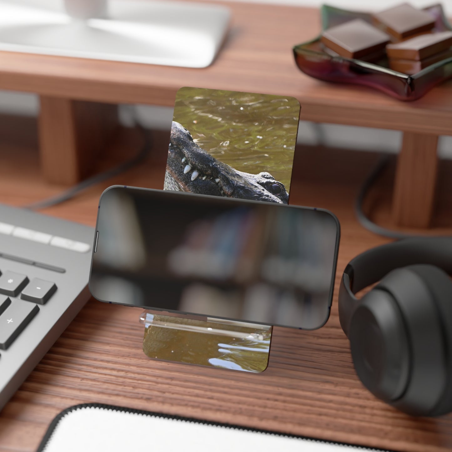 Alligator Photo Phone Stand – Acrylic Mobile Display Stand for Smartphones