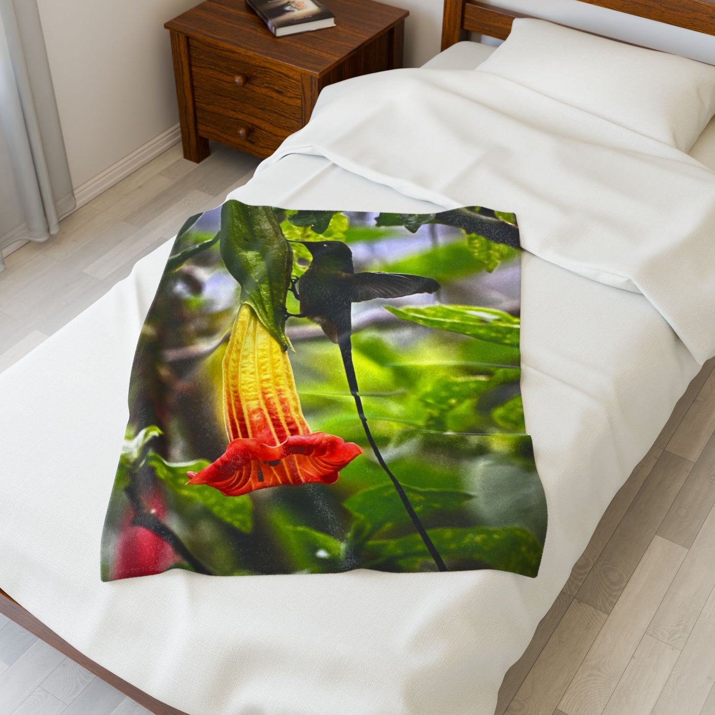 Hummingbird & Trumpet Flower Velveteen Plush Blanket — Soft Nature Throw