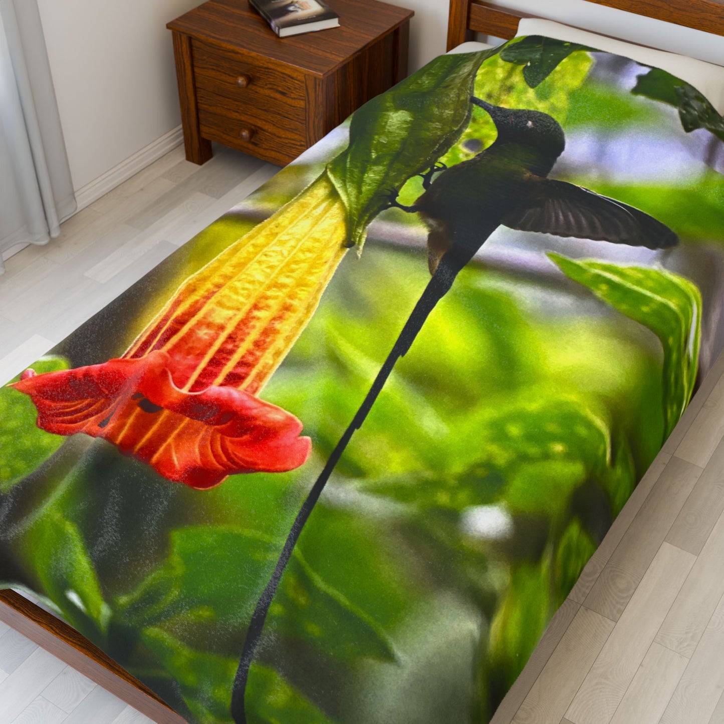 Hummingbird & Trumpet Flower Velveteen Plush Blanket — Soft Nature Throw