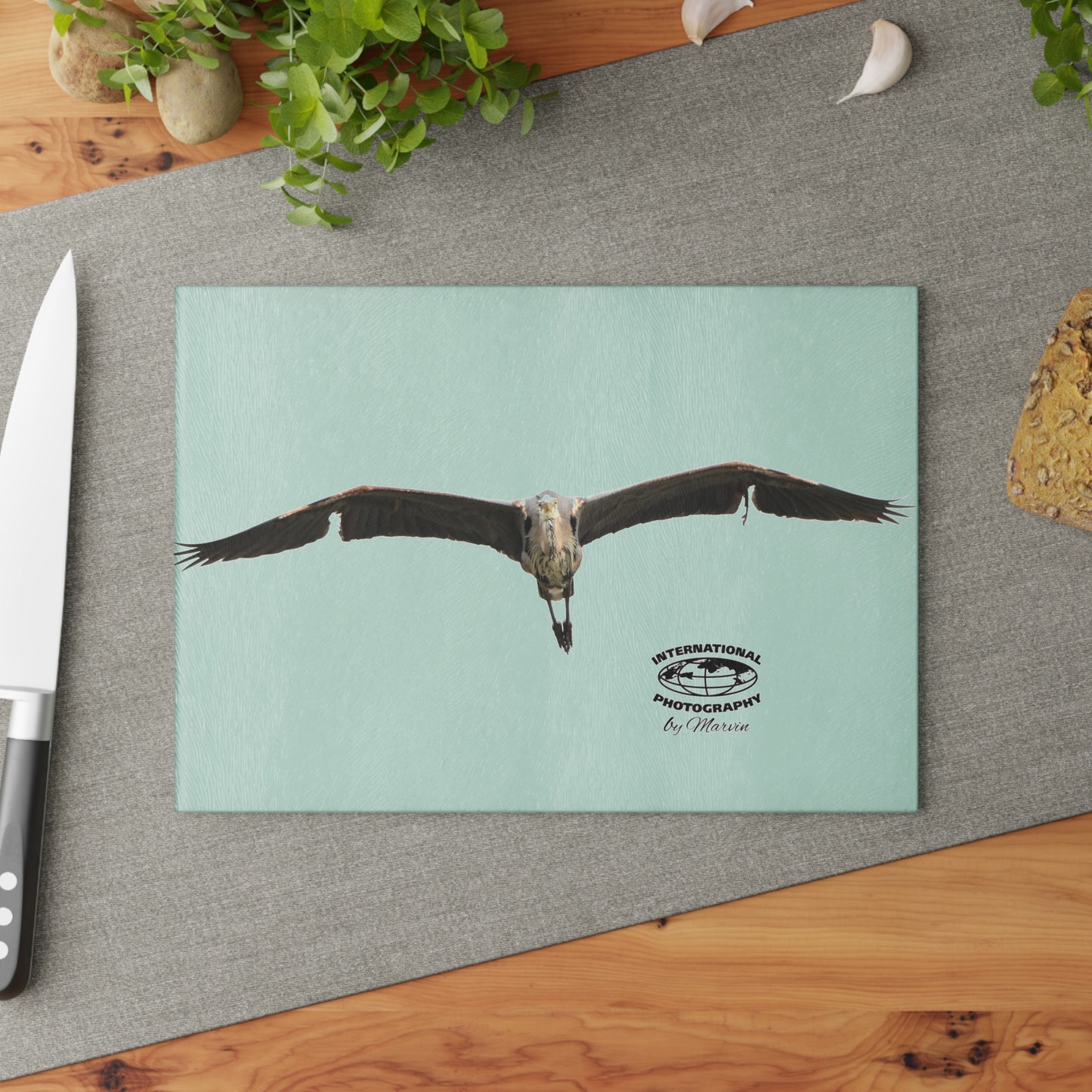 Elegant Glass Cutting Board with Soaring Eagle Design, Ideal for Home Chefs, Gift for Weddings, Housewarmings, and Nature Lovers